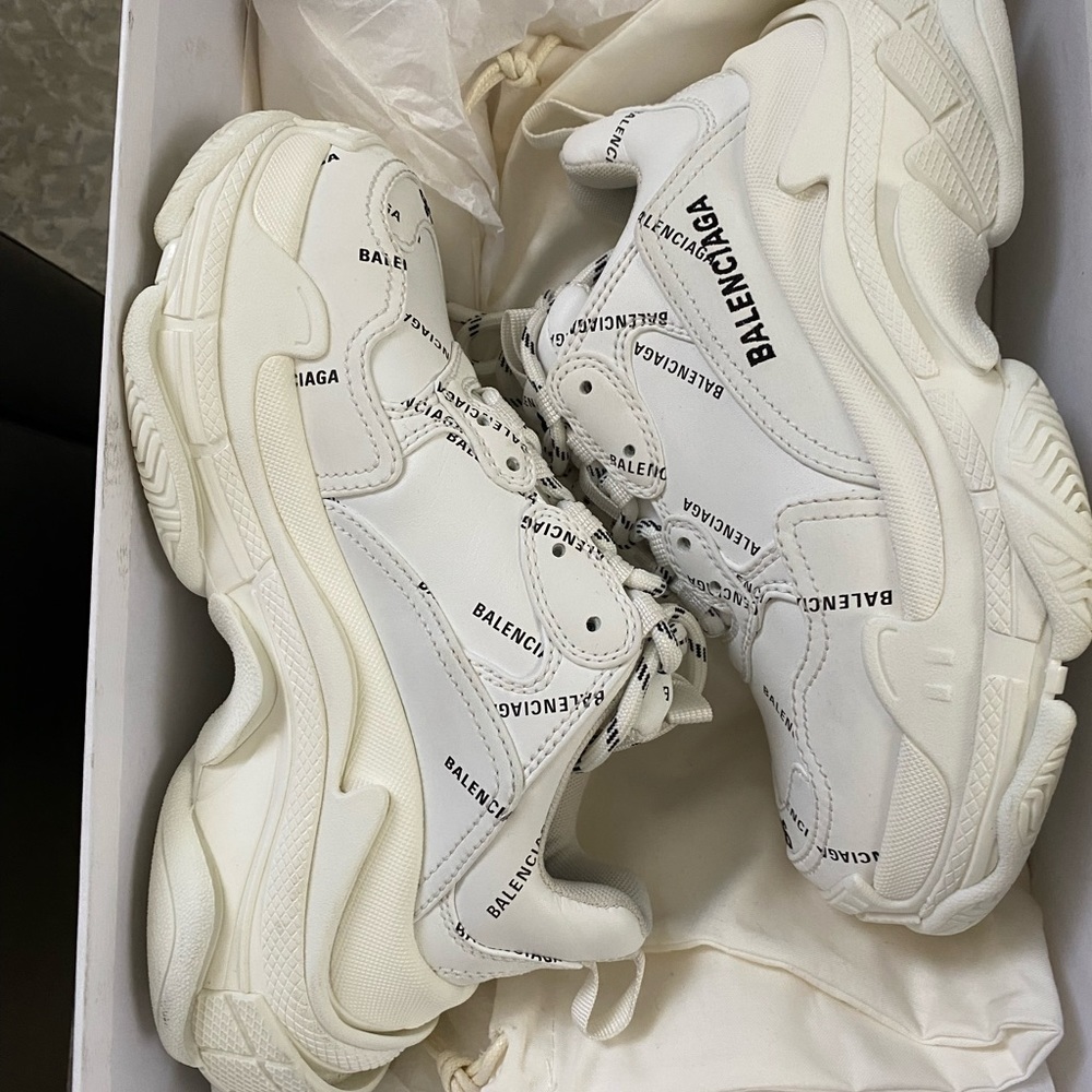 BALENCIAGA